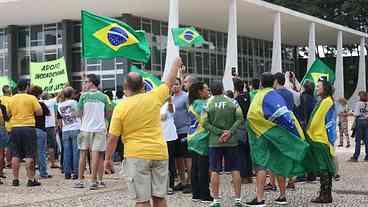 Manifestantes fazem ato contra decisão do STF em Brasília