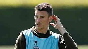 Técnico do Arsenal diz aguardar decisão sobre futuro de Koscielny