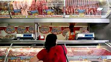 Preço da carne em alta impulsiona um salto na inflação oficial