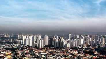 São Paulo amanhece com sol entre nuvens após fortes chuvas