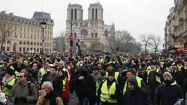 Coletes amarelos protestam na França