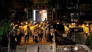 Ataque violento contra manifestantes gera revolta em Hong Kong