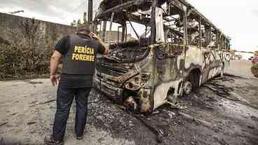 Criminosos incendeiam ônibus e caminhão de lixo no Ceará