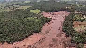 Lama tóxica de Brumadinho polui as águas do ‘Velho Chico’