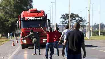 Novo aumento no preço do diesel dispara gatilho para caminhoneiros