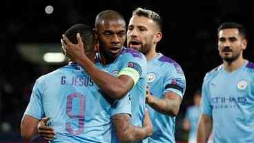 Fernandinho se torna solução para desfalcada zaga do Manchester City