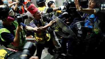 Protestos em Hong Kong terminam em violência