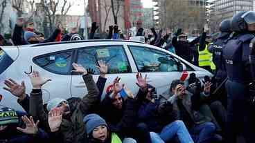 Taxistas bloqueiam artéria central de Madri em protesto contra Uber