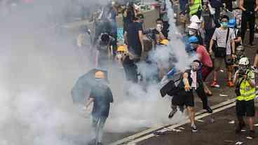 Polícia de Hong Kong atira gás lacrimogêneo em manifestantes