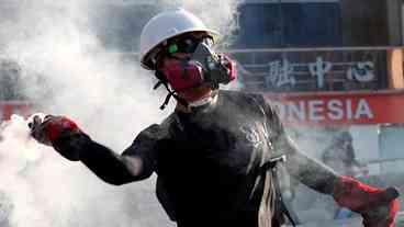 Hong Kong: polícia usa gás lacrimogêneo contra manifestantes durante greve geral