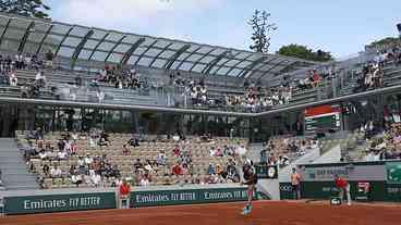 Organização de Roland Garros usa funcionários para preencher cadeiras vazias 