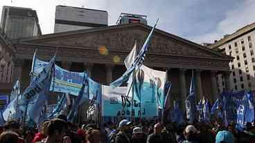 Sindicatos e pequenas empresas marcham contra o programa de austeridade de Macri