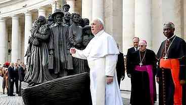 Papa Francisco abençoa escultura em homenagem aos imigrantes