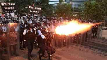 Hong Kong: polícia dispara balas de borracha durante protestos