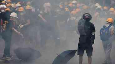 Manifestantes entram em confronto com polícia de Hong Kong