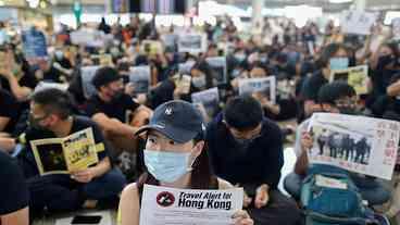 Hong Kong: manifestantes ocupam aeroporto em protesto com pedidos por 'democracia já'