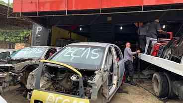 Polícia faz operação para combater venda de peças de carros roubados no Rio