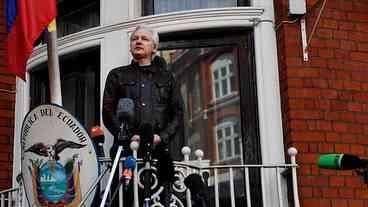 WikiLeaks diz que Assange está sendo espionado na embaixada do Equador