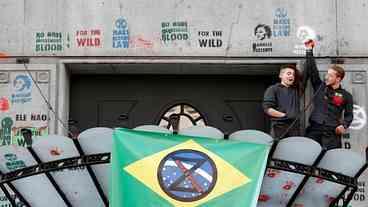 Ativistas do clima jogam tinta vermelha na embaixada brasileira em Londres