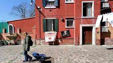 Desabrigados protestam ocupando casas em Veneza