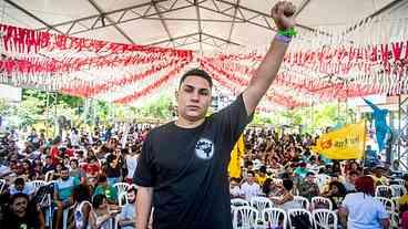 Estudantes enfrentam o fascismo em Bienal concorrida na Bahia