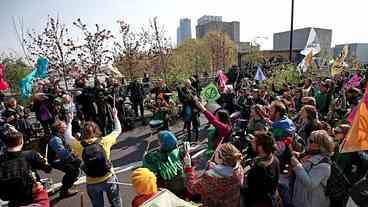 Manifestantes contra mudança climática ameaçam paralisar ruas de Londres