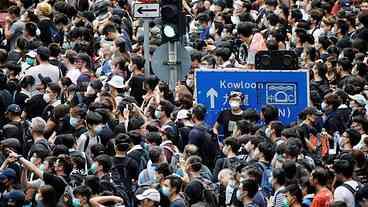 Manifestantes cercam sede da polícia em Hong Kong