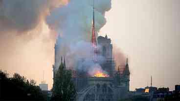 Incêndio de grandes proporções destrói a Catedral de Notre-Dame, em Paris