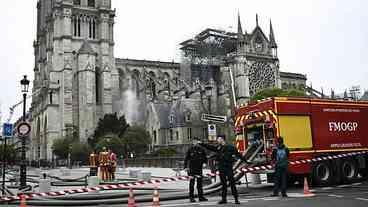 França pede doações e avalia danos na Notre-Dame