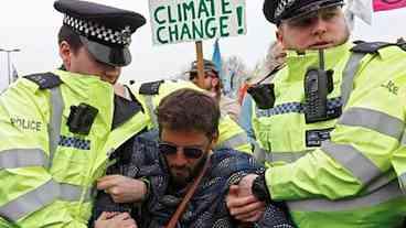 Polícia prende ambientalistas por bloqueio de avenidas de Londres