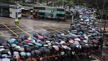 Professores protestam e tensão se acirra em Hong Kong