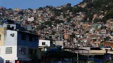 Área da Rocinha deve ser evacuada por risco de deslizamento de pedra