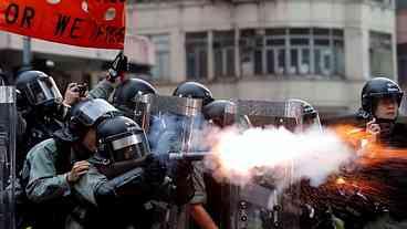 Hong Kong: manifestantes cercam prédio da Assembleia Legislativa