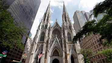 Homem é flagrado entrando em catedral de Nova York com galões de gasolina 