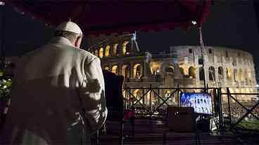 Papa Francisco reza por todos os pobres, deserdados e rejeitados da Terra nesta Sexta-feira Santa