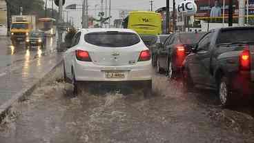 Efeitos das chuvas exigem cuidados de motoristas em SP