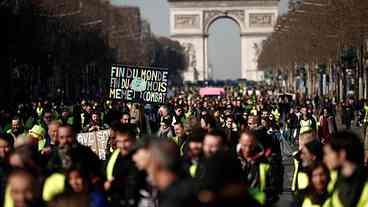 Macron condena antissemitismo de 'coletes amarelos'