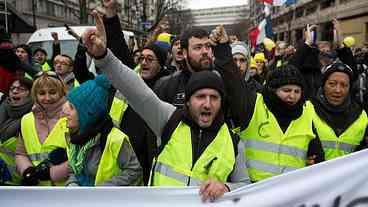 Coletes amarelos saem às ruas para protestar contra Macron