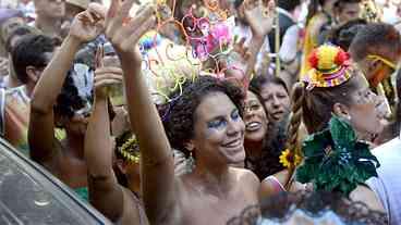 Carnaval já chegou às ruas do Rio e foliões enfrentam o verão nos blocos