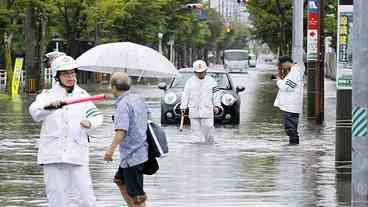 Voluntários limpam cidades afetadas por chuvas no Japão