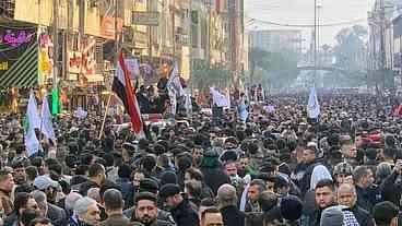 Multidão toma as ruas de Bagdá em protesto contra morte do general Soleimani