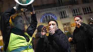 Manifestantes tentam invadir teatro de Paris, onde Macron estava com a mulher