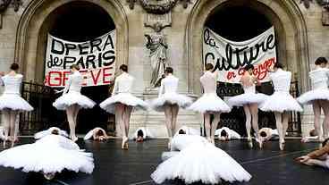 Artistas da Ópera de Paris realizam concerto a céu aberto, na fria mas ensolarada capital francesa