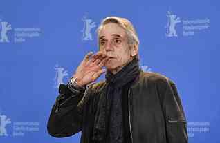 Jeremy Irons em Berlim, nem sexista e nem homofóbico