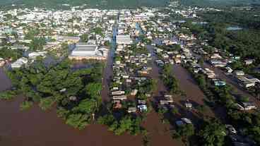 Nível do Rio Guaíba supera cota de inundação, prefeitura fecha comportas