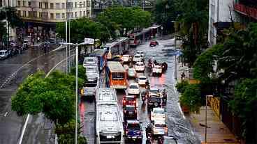 Regiões inteiras da capital paulista ficam ilhadas por causa dos alagamentos