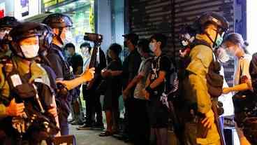 Hong Kong: manifestantes de  se reúnem para lembrar ataque em estação de trem