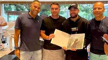 Neymar cancela comentários sobre foto com Flávio Bolsonaro e é 'cancelado' por fãs