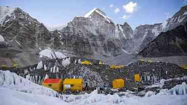 Surto de coronavírus atinge acampamento base do Monte Everest