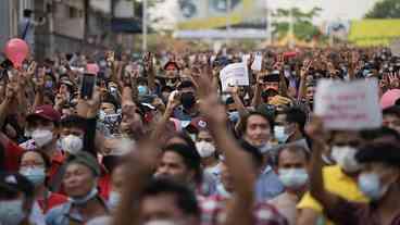 Policiais de Myanmar aderem a movimento de desobediência civil